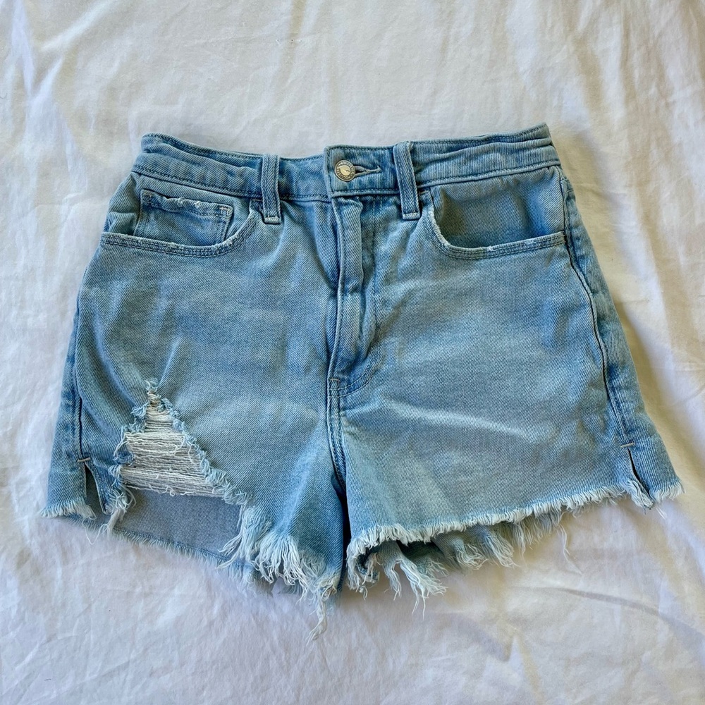 Hollister Ultra High-Rise Distressed Mom Short 3” Vintage Stretch, Size 25